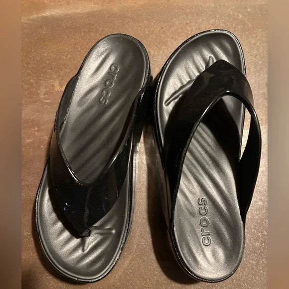 CROCS Getaway Platform Patent Flip Flop - Picture 2 of 4